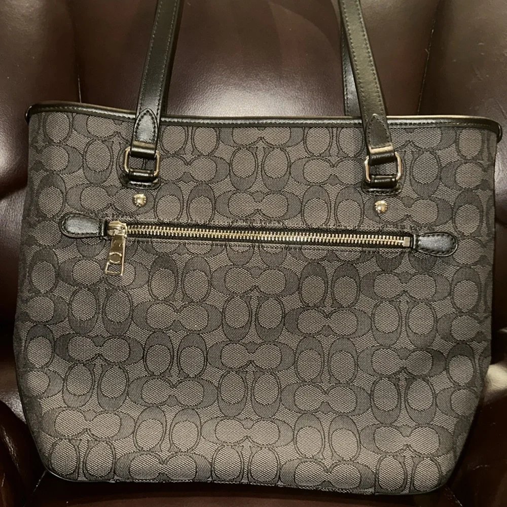 ***SOLD** NWOT Coach Canvas & Leather Signature Gallery Tote - Picture 4 of 15